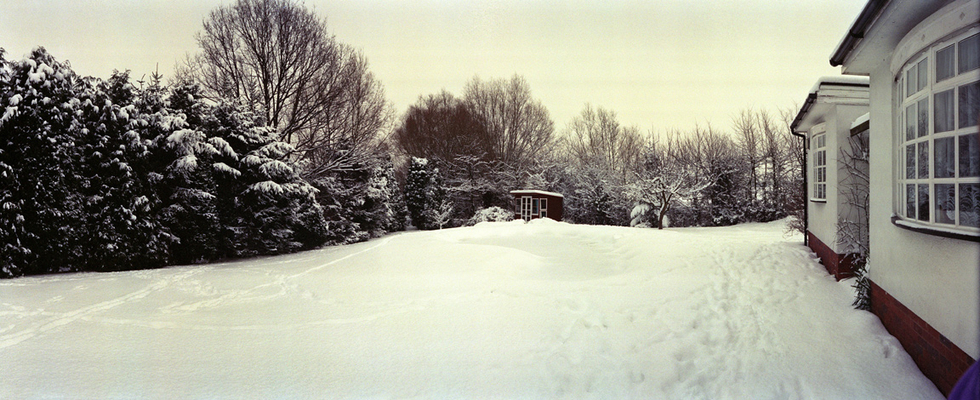 Snow in Whitecroft Back Garden
The pool is under there somewhere.  This Widelux photo was taken before we remodeled the back of the house.
Mots-clés: Whitecroft snow Widelux pool