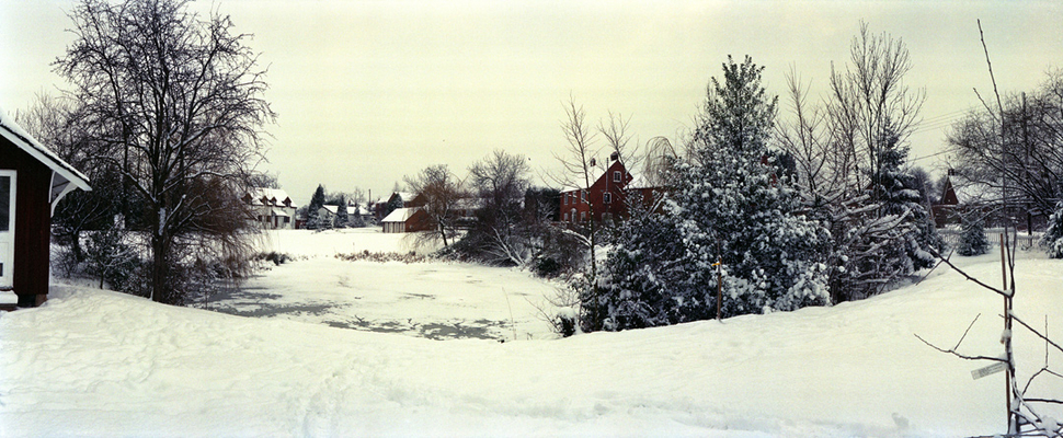 Frozen Whitecroft Pond
The original Wendy House on the left of the photograph - amazing how short all the trees were. 
Schlüsselwörter: Whitecroft pond Wendy House Widelux