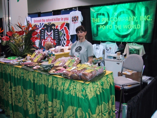 Marjorie at The Poi Company Booth in Anaheim, California
Marjorie at the booth at the Natural Products Show in Anaheim, California.  We tried to sell poi itself --- and various poi goodies --- to health food stores on the mainland.  On the whole they weren't interested.
Ključne besede: Natural Products Show Anaheim Poi Company Marjorie poi biscotti poi salad dressing