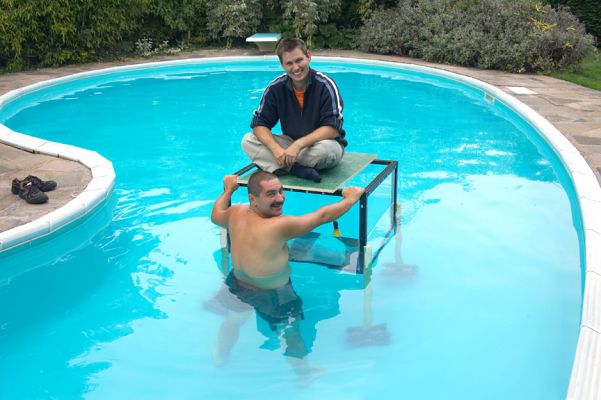 Hmmm, now how we gonna make this work?
Zbigniew and Marian trying to weigh down the tank which will be used to take photographs of swimming dogs while the phodographer - hopefully - will stay dry
Ključne besede: Zbigniew Marian