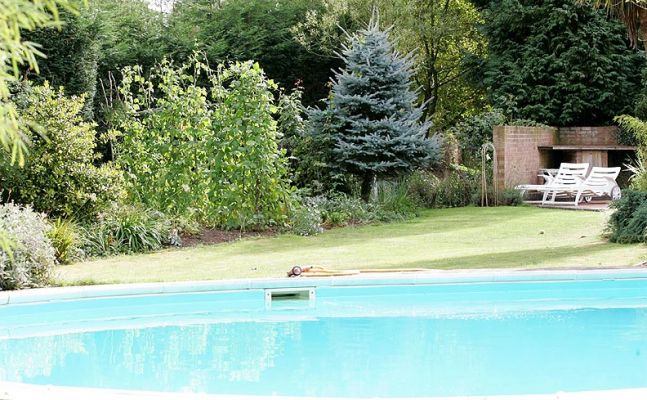 Pool and Back Garden at Whitecroft
We've had the pool liner replaced, again.  Haven't actually put a toe in the outside pool since 1996 or so.  It's been quite a chore to get it clean --- lots of ugly algae and other things.  Looks like we'll have it ready --- in time for autumn.
Mots-clés: pool Whitecroft garden autumn