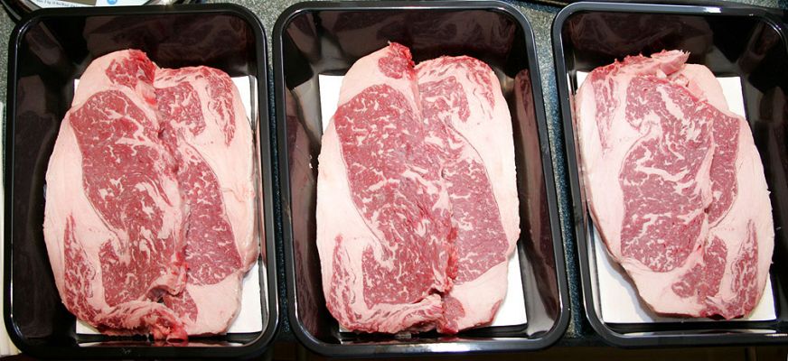 Australian Wagyu
Freshly-cut pieces of Australian Wagyu beef
Ключови думи: Australian Wagyu beef