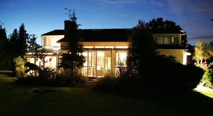 Whitecroft at Night
June 20 2005 - Another warm summer evening, this time not overcast.  The sky reminds me of lapis.
Schlüsselwörter: Whitecroft night garden summer evening
