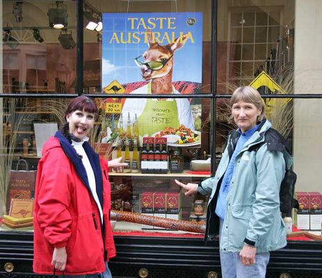 Marjorie and Cathy in Bath, England
Cathy comes all the way to England, and what could be more English than Bath?  And what does she find?  "Taste Australia."  April 20 2005
Słowa kluczowe: Cathy Marjorie Bath Australia