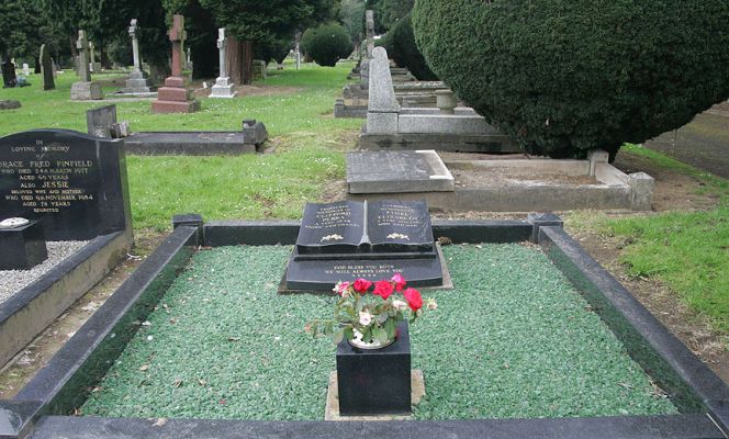 Bromsgrove Cemetery
More of the crushed green glass.  I personally don't think it looks good when it's new, and as the algae grows on it, I think it just looks worse and worse.
Ključne besede: Bromsgrove Cemetery