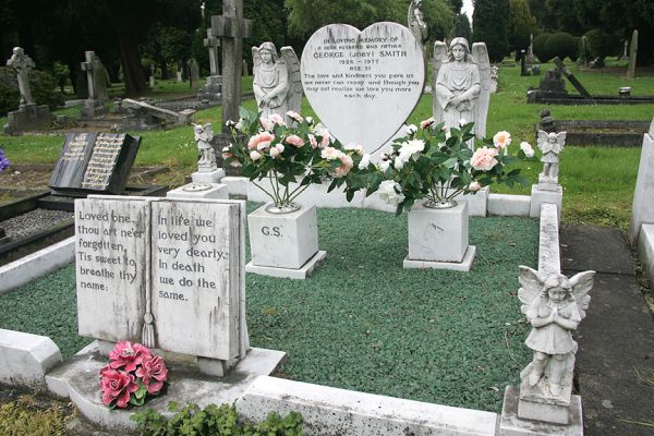 Bromsgrove Cemetery
Quite an "active" family plot, with lots of plastic flowers and the green crushed glass that I think looks like it should be in an aquarium, not a cemetery.  May 2005
Ključne besede: Bromsgrove Cemetery green glass grave family plot