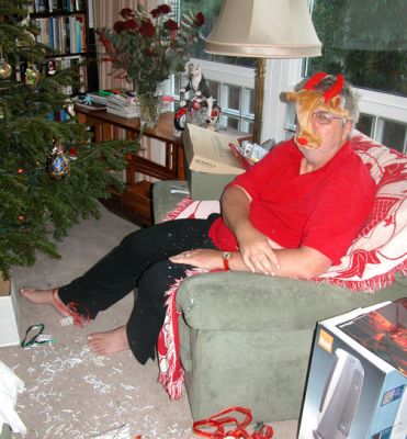 Christmas 2004 - The Aftermath
Cathy and John wrapped all of our presents in matching Christmas fabric --- they were beautiful.  But we managed to get the shredder paper from the box all over the floor, and then it clogged the vacuum cleaner.
Ключови думи: Christmas, vacuum cleaner, shredder