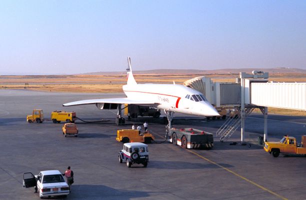 The Concorde in Aquaba, Jordan
For my 40th Birthday (1989), Marjorie gave me a trip to Jordan on the Concorde.  We started in Aquaba, with an overnight visit to Petra, and then took Concorde to Amman.  While there, we went to the Dead Sea, and also road on an old Turkish steam railroad and had a picnic in the desert.
Palabras clave: Concorde Aquaba Jordan supersonic aircraft