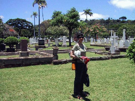 Decorating Graves - Oahu Cemetery, Honolulu
Palabras Clave: Oahu Cemetery