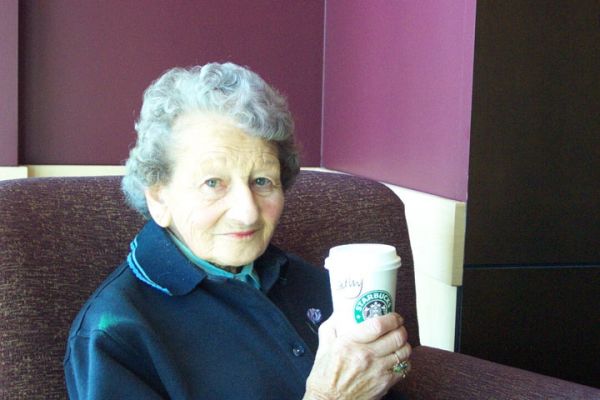 Marjorie 1 At Starbucks in South Australia
Cathy wrote, "Did my daughterly duty yesterday and took Mother to Colonades which is near where she lives, I think I did some 120 kms just doing that. We had coffee at Starbucks, the first one opened in South Australia and it has to be miles from where I live, oh well just need to wait until they open more nearer me."
Schlüsselwörter: Marjorie Wilson Marjorie1 Starbucks Cathy South Australia Colonades coffee cup