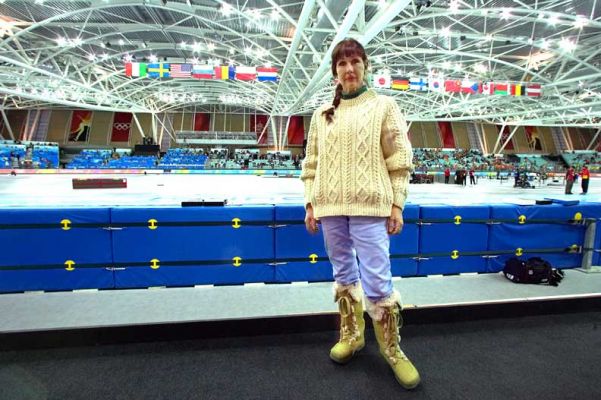 Marjorie at the Oval Lingotto
At the start of the men's 500m Speed Skating championship, February 13 2006.  Marjorie had time to show me her new green boots.  We had a disabled seat, almost on the ice.
Schlüsselwörter: Oval Lingotto men's speed skating Marjorie green boots Olympics