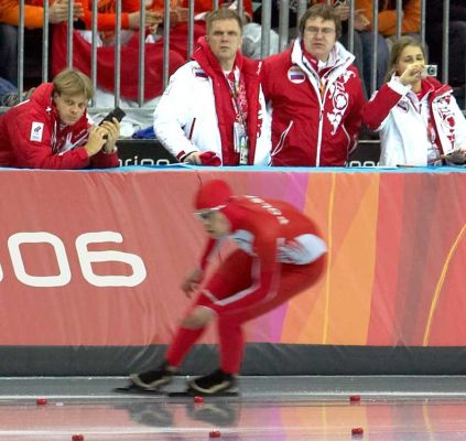 Speed Skater at the Men's 500m Speed Skating Final
The Russians don't seem to be interested in him.  Oval Lingotto, February 13 2006
Keywords: Olympics men's speed skating Russian tem Oval Lingotto