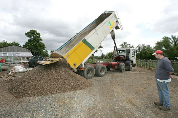 The Day Tarmac Came
This is our second load of gravel from Tarmac for the farm drive.  We had 15 tons yesterday, and this is 20 tons.  What would we do without the tractor and the bucket on the front?
Anahtar kelimeler: Tractor Tarmac gravel driveway