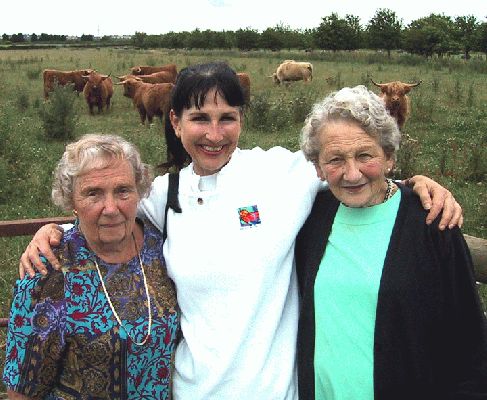 Irene Burns, Marjorie, and Marjorie 1
With Highland Cattle in the background
الكلمات الإستدلالية(لتسهيل البحث): Highland Cattle Irene Burns