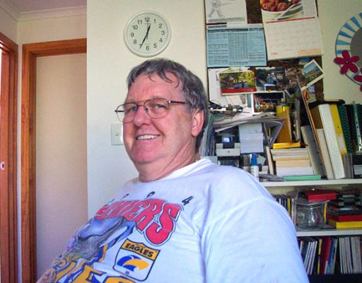 John Bushby At Work
Anahtar kelimeler: John Bushby office work grin smile