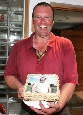 Kevin Howdle's Birthday - June 1 2005
This is like one of those pictures of a mirror where there's a picture of a mirror inside the picture of the mirror.
Λέξεις-κλειδιά: Kevin Howdle birthday cake photo cake
