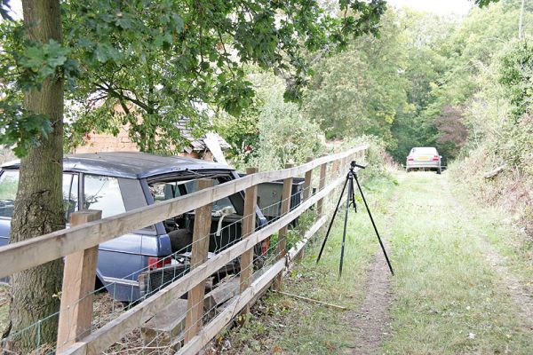Lord's Wood Cottage
Looking north, up the track.  Our car --- on the track, beyond my tripod --- is facing north, into Lord's Wood itself.
Palabras clave: Lord's Wood cottage track fence