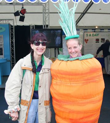 Marjorie and a Giant Carrot
Royal Bath & West Show, June 2005
Ključne besede: giant carrot Marjorie Royal Bath & West show