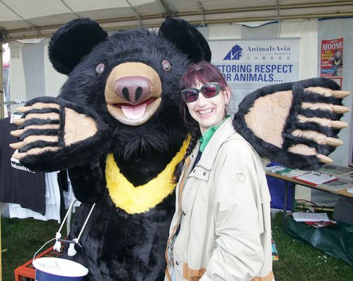 Marjorie and a Save-The-Bear Bear
Royal Bath & West Show, June 2005
Λέξεις-κλειδιά: Marjorie save the bear Royal Bath & West Show paws bear claws