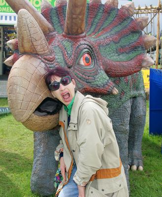 Marjorie Being Attacked by a Dinosaur
Royal Bath & West Show, June 2005
Anahtar kelimeler: dinosaur attack Marjorie Bath & West Show