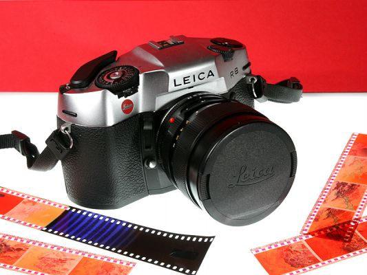 My Leica R8 35mm Single Lens Reflex Camera
I've been waiting for the Leica Digital Modul R to come out so that I could convert my Leica R8 to a digital camera.  But the wait seems endless, and the recent review in [i]Amateur Photographer[/i] wasn't stellar.  So off to eBay.  I can still use my Leica lenses on my Canon EOS 1D Mark II digital camera.
Anahtar kelimeler: Lecia R8 single lens reflex SLR 35mm film camera