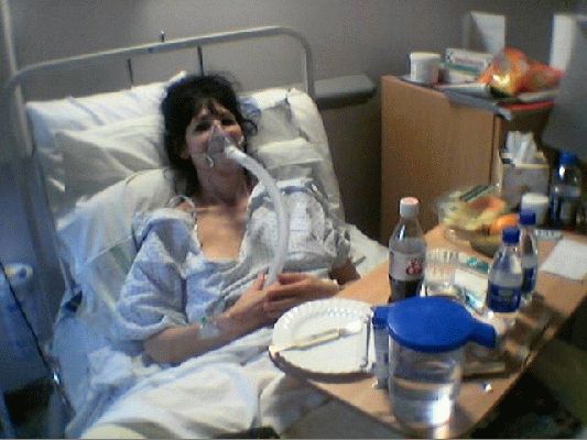 Marjorie with Pneumonia
Marjorie enjoying a toot of pure oxygen in the Worcester Royal Infirmary
Avainsanat: pneumonia