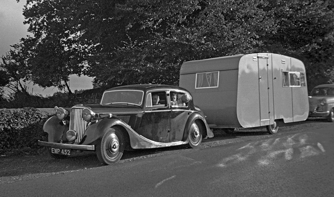 The Wilson Family Camper
On the road, on vacation
Słowa kluczowe: Wilson family camper vacation