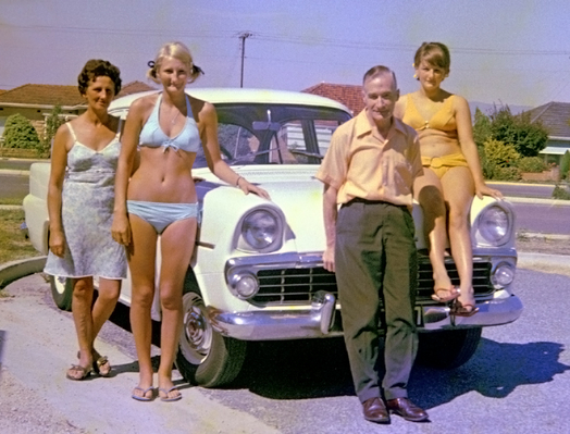 At the Beach
Marjorie 1, Cathy, Frank Wilson, Jeanie Wilson
Ключови думи: Marjorie Wilson Cathy Wilson Bushby Frank Todd Wilson Jeanie Wilson