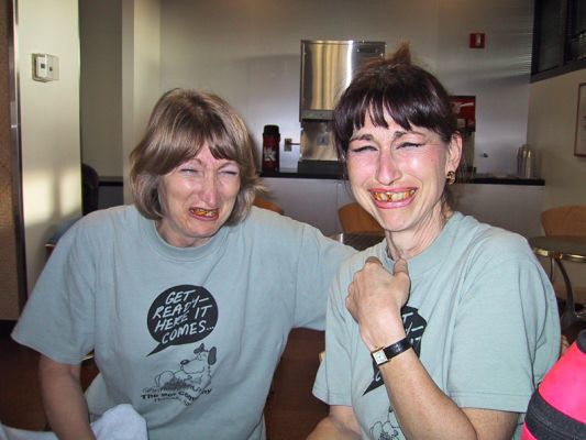 Cathy and Marjorie and Some Pretzels
In the little Hawaiian Airlines lounge at the Kailua-Kona Airport on the Big Islands, returning to Honolulu after exhibiting at a show.  Give Marjorie and Cathy some free pretzels and . . .
Klíčová slova: Marjorie Cathy pretzels funny mouth Kailua-Kona Airport