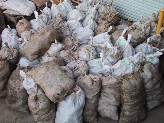 Bags of Taro - PoiCo Reefer
When we couldn't sell poi, we got taro by the truckload.  When poi was in demand, we couldn't get taro.  Auwe!
Palabras Clave: taro poi