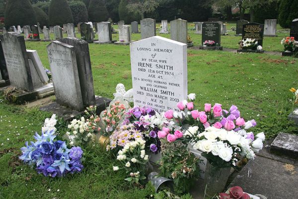 Bromsgrove Cemetery
In the midst of all of these plastic flowers (the plastic roses even had plastic beads of water) there was a small bundle of fresh carnations.
Ключови думи: Bromsgrove Cemetery plastic flowers