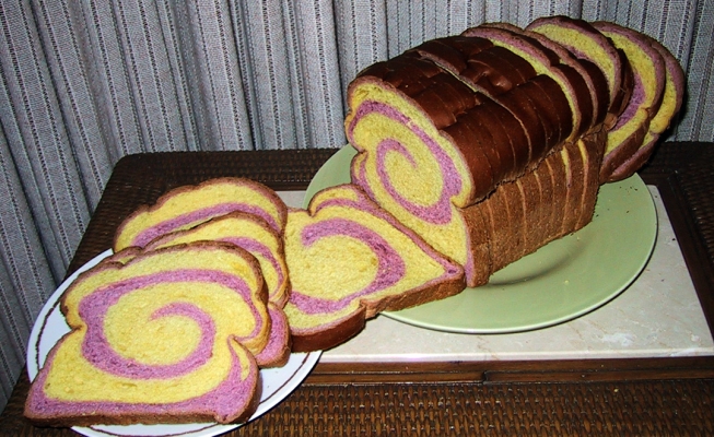 Poi Swirl Bread
Poi Swirl Bread made for The Poi Company by Hawaii Star Bakery.  This was Portuguese sweet bread "swirled" with purple poi bread.  It made a delicious sandwich.
Λέξεις-κλειδιά: Poi Swirl bread Hawaii Star Bakery Portuguese sweet bread