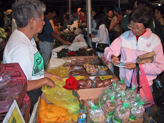 Selling Poi Treats at the Punahou Carnival
Selling poi English muffins, poi bagels, and other poi goodies at the "O" Men booth at the Punahou Carnival, February 2002
Ključne besede: Punahou Carnival "O" Men poi products poi English muffins poi bagels