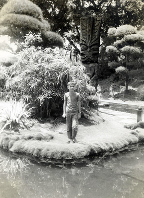 Queen's Surf Gardens - 1958
Craig standing in the old Queen's Surf gardens, Waikiki Beach, 1958.  Complete with the tiki in the background.
Palabras clave: Queen's Surf garden tiki Waikiki Beach Craig