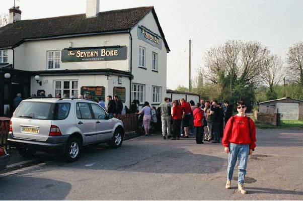 Severn Bore - Awaiting Breakfast and Wave
We made breakfast reservations at the Severn Bore Pub and got up really early.  The plan was to have breakfast-then-bore, but they were so crowded we had to wait until after the "event" to have our fry-up.
Ključne besede: Severn Bore surfing