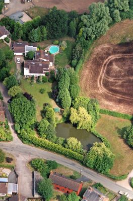 Whitecroft from the Air
Summer 2006.  The pool is open ready for the dogs to go swimming.  Morning sunshine on the large duck pond.  The farmer to our east has just harvested his field.
Ključne besede: Whitecroft duck pond swimming pool harvest farmer summer sunshine