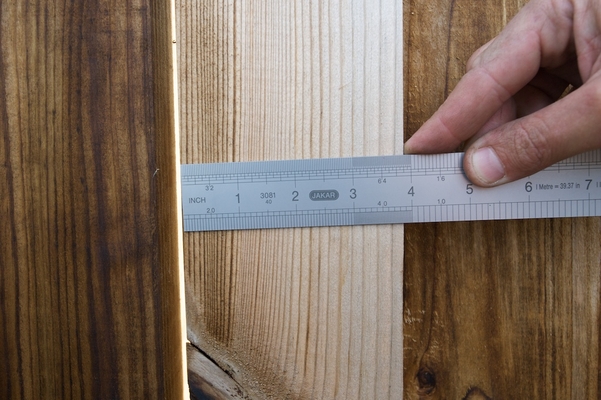 Measurement of Southern Gate Post
The wood on the southern gate measures just under four inches.  This is the vertical piece of wood nearest the gate post.
Palabras clave: wooden gate