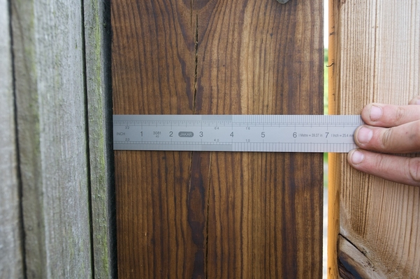 Measurement of Southern Gate Post
The large gate post (in the ground) on the southern side measures 7 7/8 inches.  It is that dimension on all four sides.
Palabras clave: southern gate post