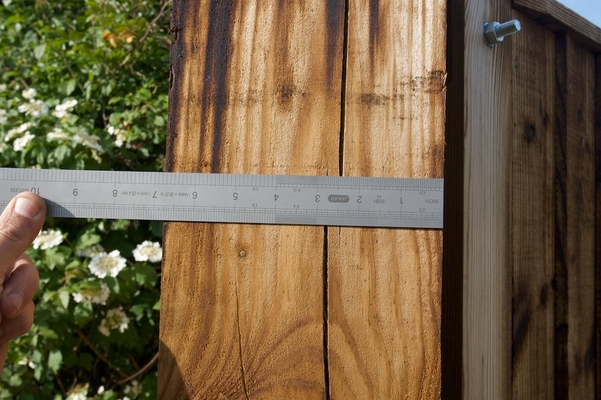 Measurement of Northern Gate Post
The northern gate post (photographed from outside, from the west) is 6 3/4 inches.  It's the same dimension on all four sides.
Palabras clave: wooden gate northern gate post