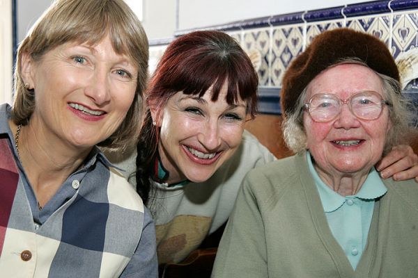 Cathy, Marjorie, and Auntie Jean
At the Number 7 Restaurant, Torquay, April 28 2005
Mots-clés: Cathy Marjorie Auntie Jean Number 7 Torquay