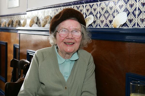 Auntie Jean - Torquay
Number 7 Restaurant - Torquay - April 28 2005
Keywords: Auntie Jean Torquay Number 7 Restaurant