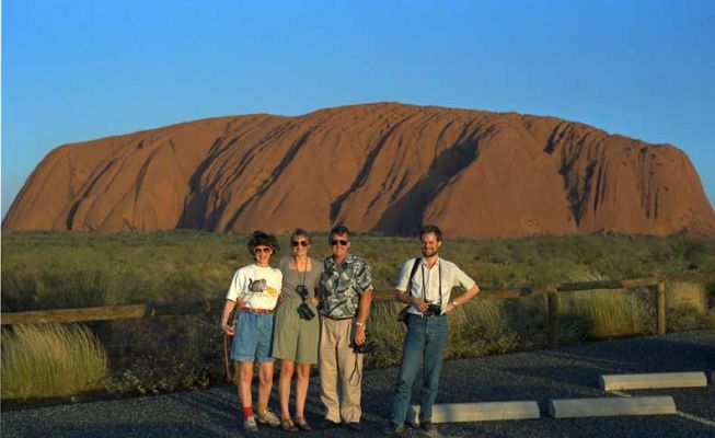 Uluru -- Ayers Rock
Marjorie, Cathy and John Bushby, and Richard Harbird (from Transax) in front of Ayers Rock -- Uluru at sunset.  The large rock changed shades of red/brown as the sun set.  We drank Australian champagne.
Palabras clave: Marjorie Walsh Cathy Bushby John Bushby Richard Harbird Uluru Ayers Rock Australia