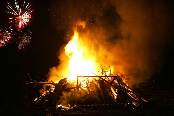 Guy Fawkes Night Bonfire
Severn Motor Yacht Club, on the banks of the River Severn just south of the "New Bridge," 5 November 2005.
Avainsanat: Severn Motor Yacht Club bonfire night fireworks
