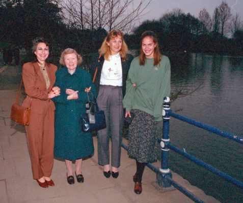 By The River Severn
Marjorie, Auntie Jean, Cathy and Chase beside the River Severn in Worcester.
Klíčová slova: Marjorie Auntie Jean Cathy Bushby Chase River Severn Worcester