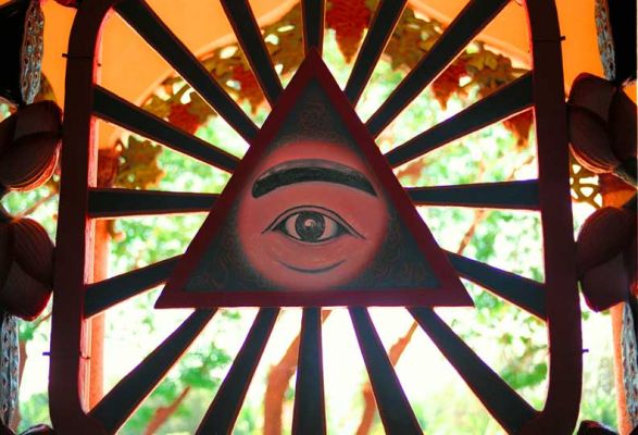 Unblinking Eye -- Cao Dai Temple, Viet Nam
The unblinking eye is the symbol of the Cao Dai faith, founded in 1926 in Viet Nam.  "Cao Dai venerates a host of different figures including Victor Hugo, Sun Yat Sen, and Trangh Trinh, a 16th century Vietnamese poet and philosopher. Its ethics are based in the belief in the reincarnation of the soul."  There are 7 to 8 million adherents, mostly in Viet Nam.
Mots-clés: Cao Dai unblinking eye Viet Nam