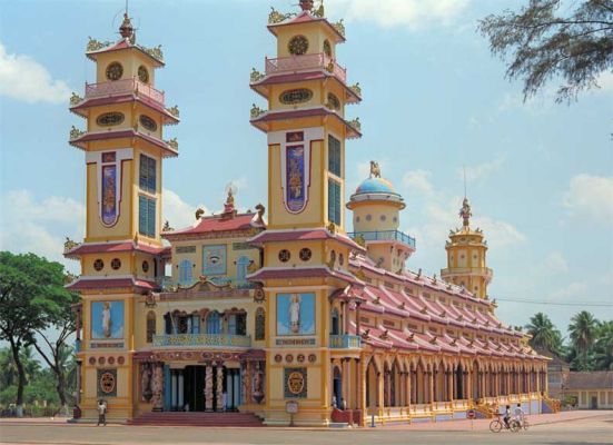 Cao Dai Temple -- Tay Ninh, Viet Nam
For more information [url=http://www.religionfacts.com/a-z-religion-index/cao_dai.htm]click here[/url].  The official website, as best I can tell, is [url=http://www.caodai.org/pages/?pageID=1]here[/url].  Marjorie and I visited the temple, which is near Ho Chi Minh City, on our visit to Viet Nam.
Anahtar kelimeler: Cao Dai Temple Tay Ninh Viet Nam Vietnam