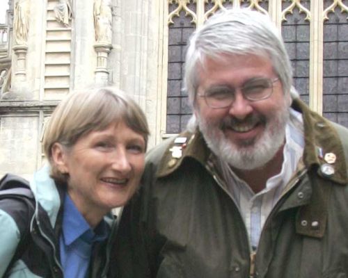 Cathy and Craig - Bath
Is Cathy really that short?  Do I look like an old poet?  Or just old?  In Bath, on April 20 2005, after buying a milking machine at a farm auction in Tetbury.
Palabras Clave: Bath Cathy old