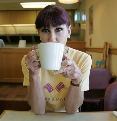 Marjorie and the Coffee Cup
The latte machine at the Little Chef at the Cherwell Valley motorway stop was broken, so Marjorie fetched a latte from the cafe stand.  She almost needed a wheelbarrow to get it to the table.
Schlüsselwörter: latte Cherwell Valley Marjorie coffee cup motorway stop