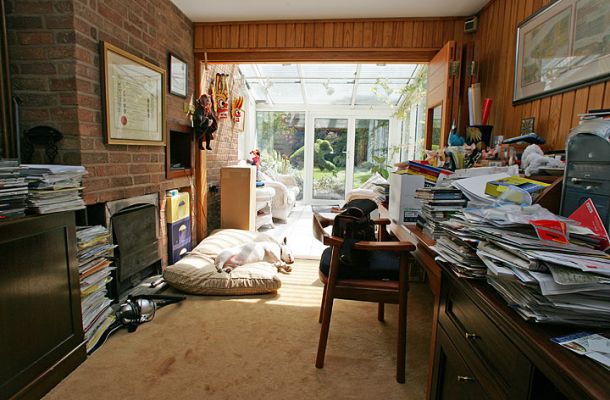 Messy Office, Sunny Conservatory
Because I scan everything, my office is cluttered -- until I scan and then shred the document.  Unread magazines stacked neatly on the left.  Kiko asleep in the sun.  Topiary dog outside keeping watch.
Schlüsselwörter: Kiko conservatory messy desk topiary dog