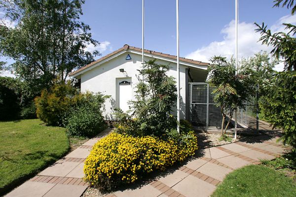 Lucies Farm Luxury Dog Hotel
What a great spring day.  This photo shows our Luxury Dog Hotel with the flowers in bloom, and a blue sky.  Welcome to sunny Worcestershire.
Λέξεις-κλειδιά: Luxury Dog Hotel yellow flowers blue sky dog boarding dog kennel Lucies Farm